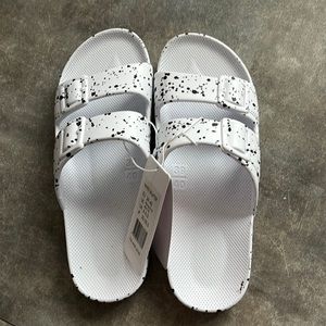 NWT!! White Splatter Freedom Moses Slides